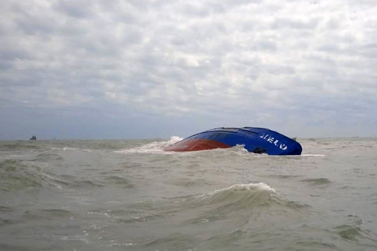 Italian ship inspects tanker which capsized off Tunisia